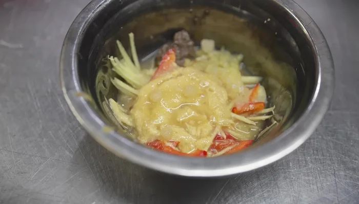 Add shrimp sauce and wine, stir-frying until the sauce thickens and the water spinach is cooked.