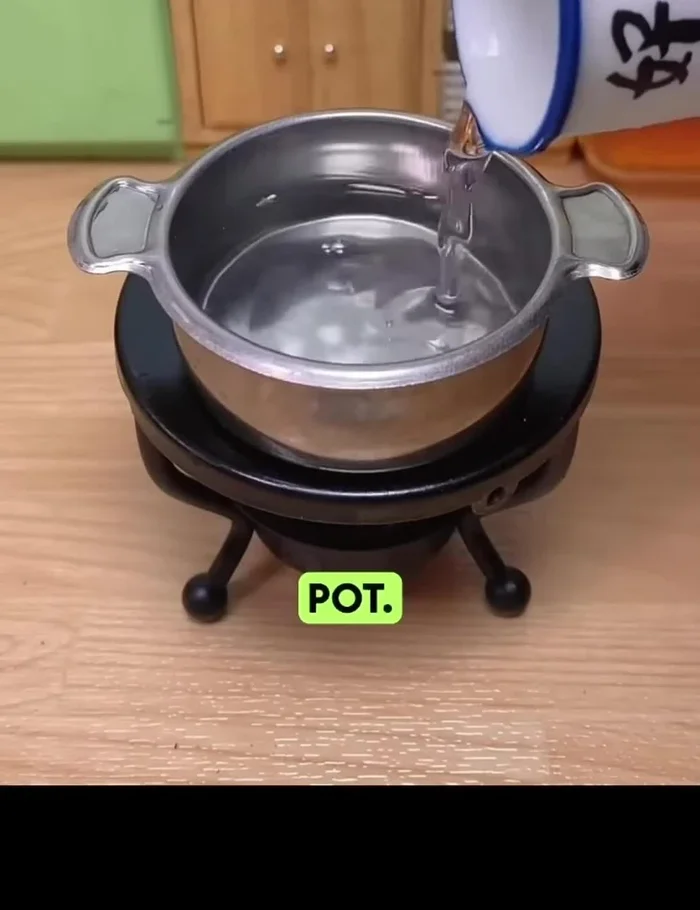 Pour water into the pot. Add the pork, two slices of ginger, and some cooking wine. Blanch the meat, then remove the oil.