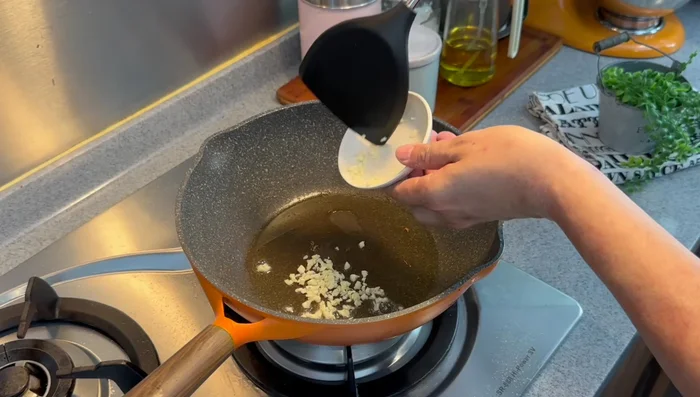 Make the sauce: Fry garlic until fragrant. Add water, light soy sauce, oyster sauce, dark soy sauce, sugar. Thicken with cornstarch solution to desired consistency.