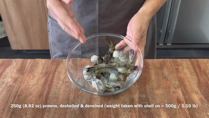 Prepare prawns: Remove heads and shells, leaving the tail. Remove the sharp point to prevent oil splattering.