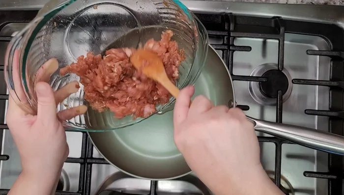 Cook the marinated pork in a preheated pan with cooking oil, adding the whites of three scallions. Drain off excess moisture. (542.399)