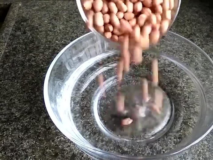 Prepare the peanuts.