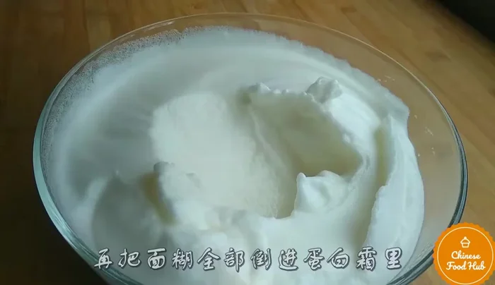 Roll the cake with your chosen filling (cream, jam, etc.).