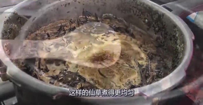 Stir well to combine the grass jelly, milk, and sugar. Ensure the sugar is completely dissolved.