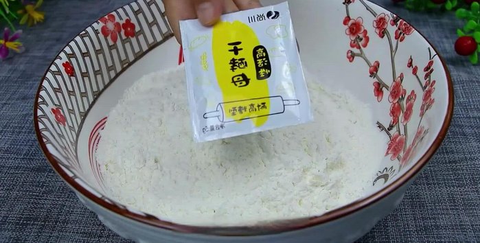 Knead the dough: Mix flour, dry yeast, and sugar. Pour in warm water and stir until smooth. Let it ferment until doubled in size (can be done overnight in the refrigerator).