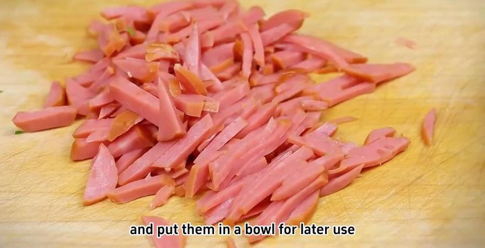 Prepare toppings: Slice sausages into thin strips. Slice carrot into thin pieces, then fine strips, and finally small pieces. Chop scallions finely.