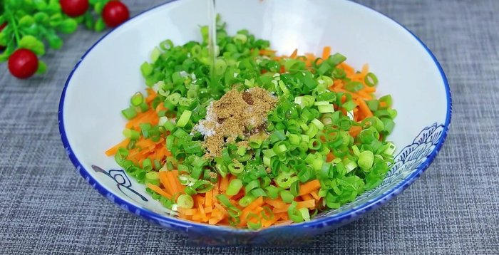 Season the dough: Add salt, five-spice powder, cooking oil, and chicken bouillon to the fermented dough. Mix well with chopsticks.