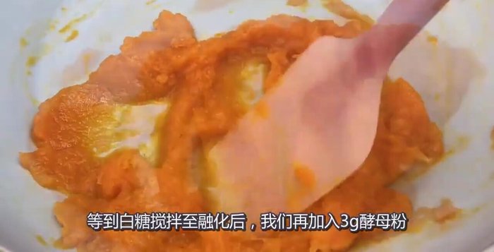 Heat oil in a frying pan. (Specific instructions not available from transcript)
