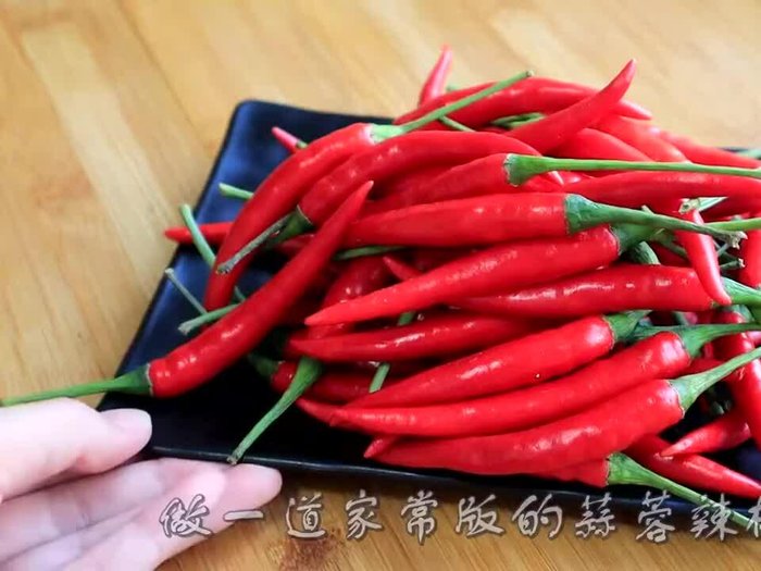 Prepare the garlic and chili.