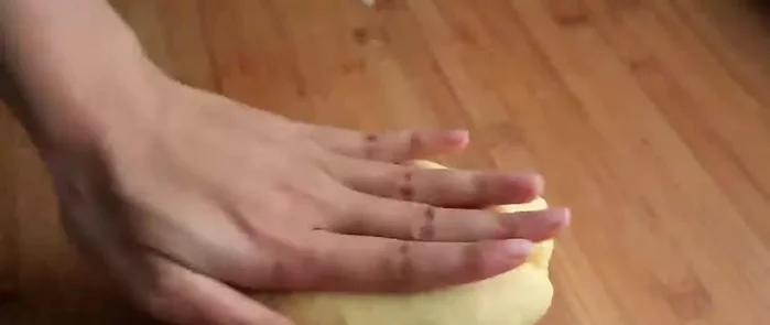 Mix the bread ingredients (flour, yeast, sugar, milk, eggs, butter, salt) thoroughly.