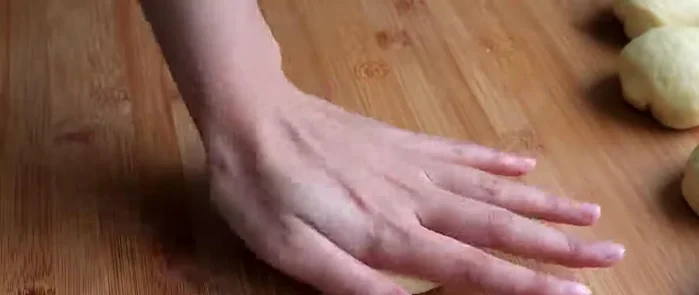 Divide the dough into small portions.