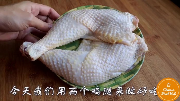 Prepare the chicken drumsticks: Wash and clean them.