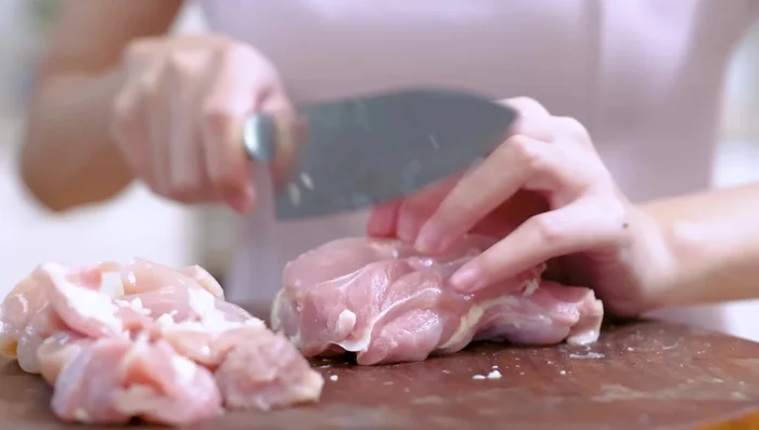 Cut chicken thighs into bite-sized pieces. Marinate with soy sauce, oyster sauce, dark soy sauce, and white pepper for 2 hours.