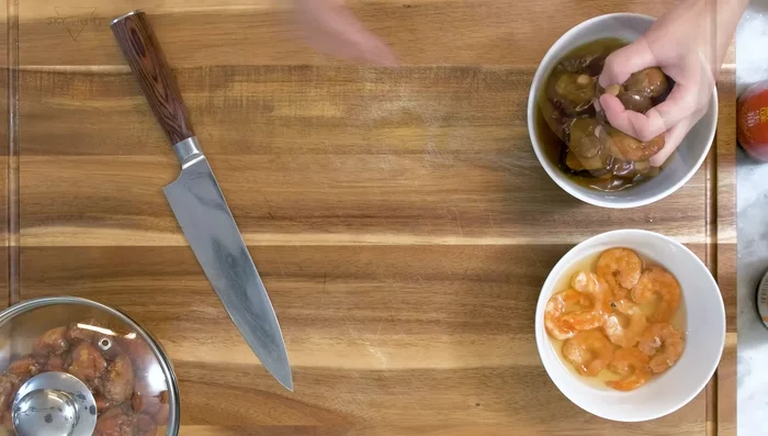 Squeeze out water from soaked mushrooms and slice thinly. Drain shrimp and mince roughly.