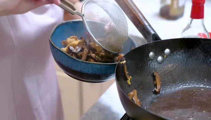 Remove chicken and mushrooms; reserve the sauce. Cook soaked and drained rice with 2.25 cups of water in a pot over medium heat until simmering, then reduce heat to low. Simmer for 6-8 minutes or until no bubbling.