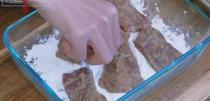 Coat beef slices with cornstarch: Spread cornstarch in a container, add beef, coat with another layer of cornstarch, and shake well to remove excess starch.