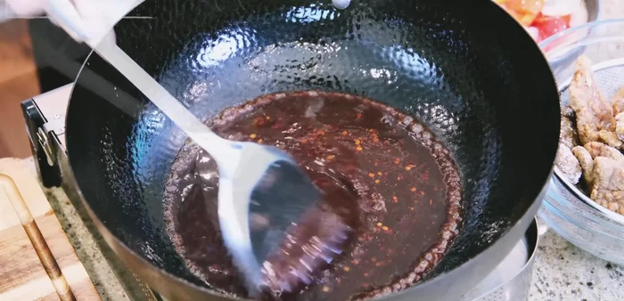 Remove vegetables and pour in the sauce. Stir over medium heat until thickened. Return beef and vegetables to the wok. Toss until well coated.