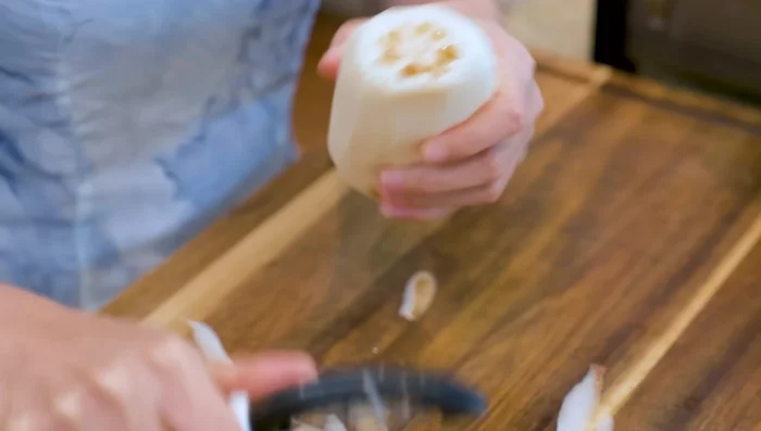 Remove the joint and peel the lotus root. Slice it thinly using a sharp knife. Blanch the slices in boiling water with a drizzle of white vinegar for 2 minutes to prevent oxidation. Drain and set aside.