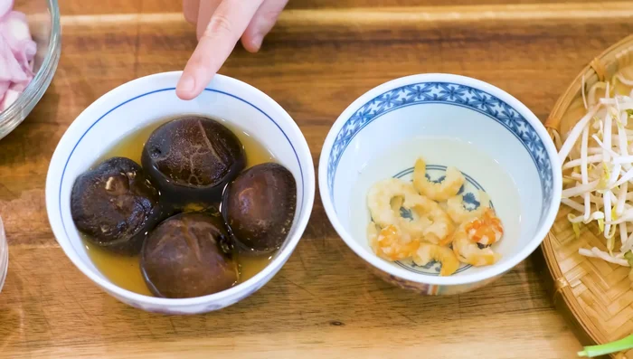 Soak dried shrimp and shiitake mushrooms for 2 hours. Finely dice shrimp and thinly slice mushrooms after squeezing out excess water.
