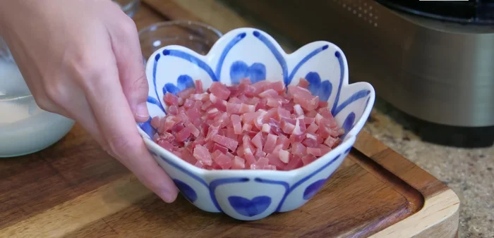 Sauté the ham: Heat pork lard in a wok over high heat. Add the diced ham and sauté for 1-2 minutes.