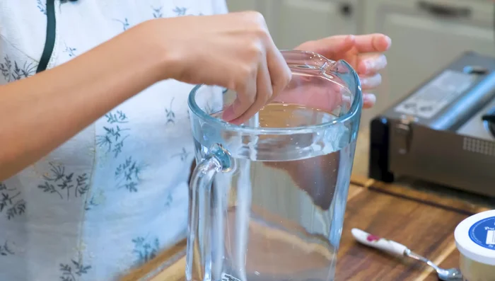 Combine 6 cups of water and 1 tablespoon of salt. Stir well.