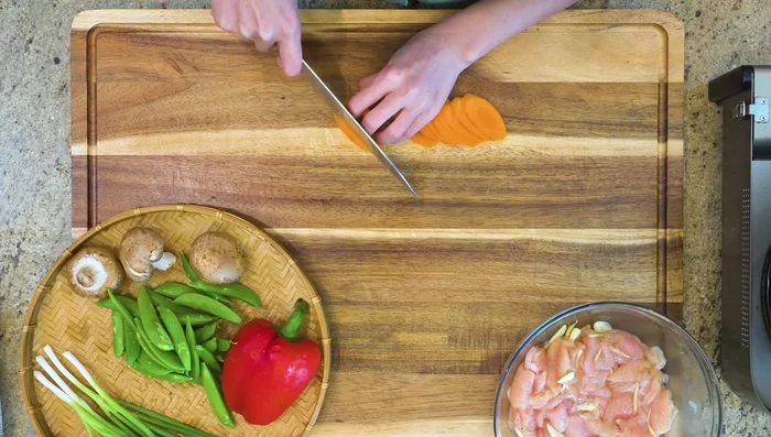 Prepare vegetables (carrot, bell pepper, mushrooms, snow peas, scallions).