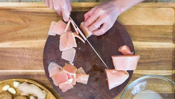 Slice chicken thinly and place in a bowl.