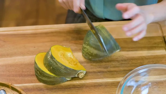 Prepare the kabocha squash: Peel, remove seeds, cut into 1cm thick slices, and microwave for 5 minutes or boil for 15 minutes until soft.
