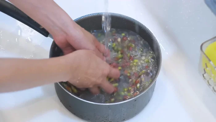 Cook multi-grain rice: Cook jasmine rice, other grains, and beans in water.