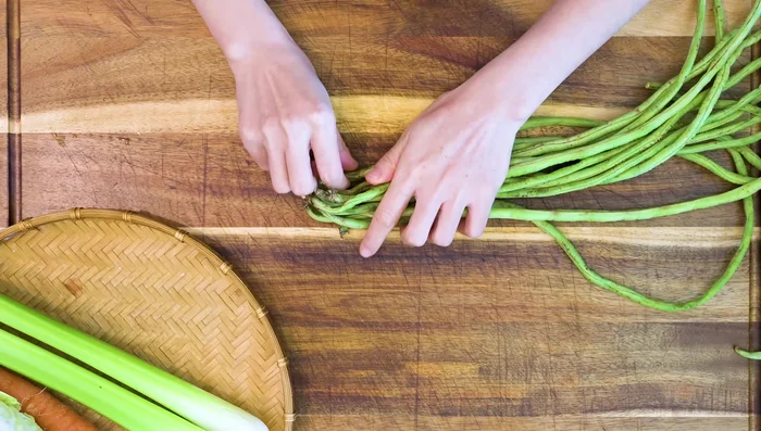 Blanch vegetables (asparagus beans, carrots, celery, wood ear mushrooms): Boil in salted water, cool, refrigerate.