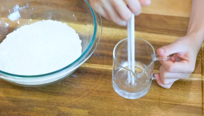Make the dumpling dough: Dissolve salt in water, then mix with flour and egg until combined. Knead into a smooth dough and let it rest for 15 minutes. (38.8)