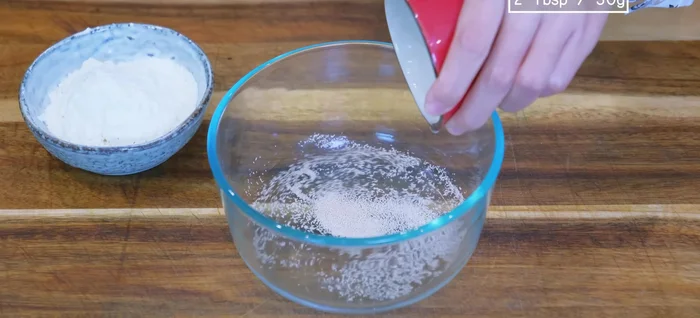 Make the La starter: Combine yeast, 2 tbsp water, and 50g cake flour. Mix until a rough dough forms. Cover and let sit at room temperature for 12-16 hours.
