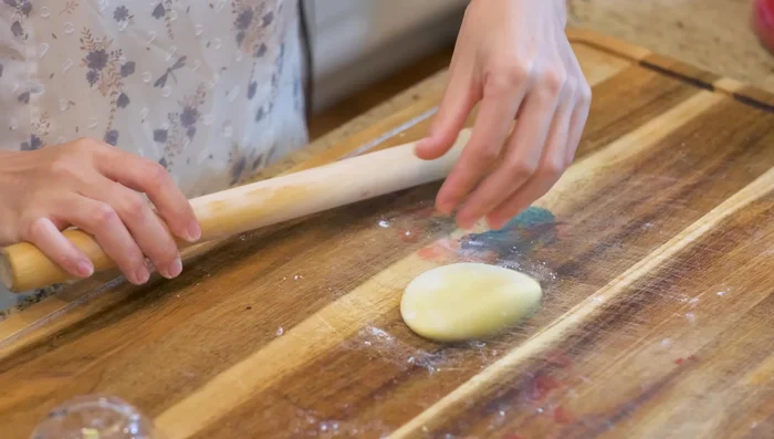 Flower 3: Roll a ball into a wrapper, add filling, close and flatten into a disc (327.199).