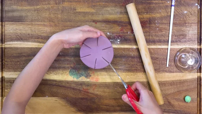 Flower 4: Similar to Flower 3, but make narrow cuts on each petal and pinch them together (376.639).