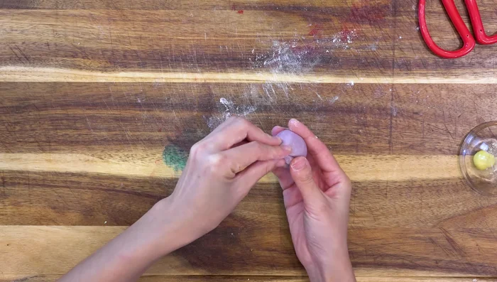 Flower 5: Wrap a different colored dough, flatten, make thinner cuts, and twist the petals to show the color (407.759).