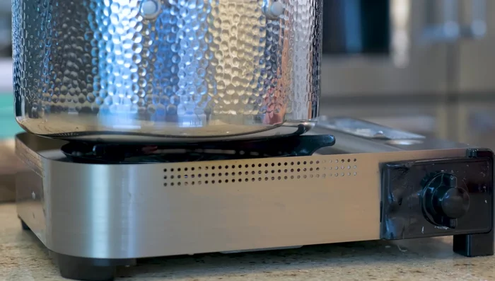 Steam the buns on high heat for 15 minutes, then turn off the heat and let them sit without opening the lid (514.24).