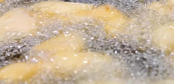 Prepare the sauce: Mix soy sauce, vinegar, cornflour, water, sugar, and salt in a bowl.