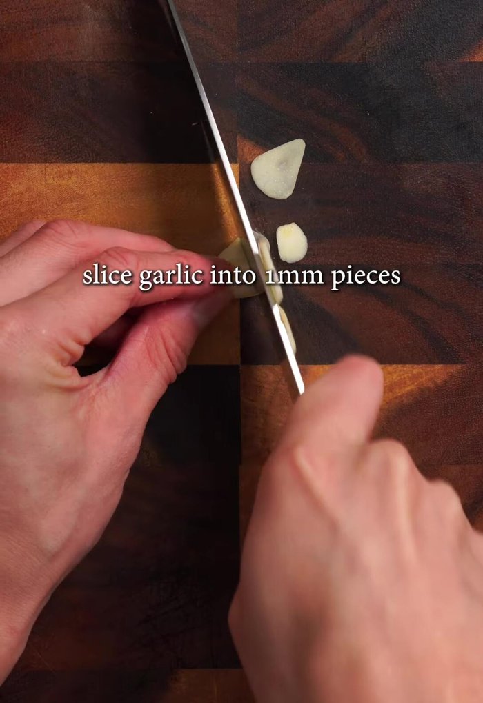 Slice garlic into 1mm pieces and ginger into 3mm pieces.