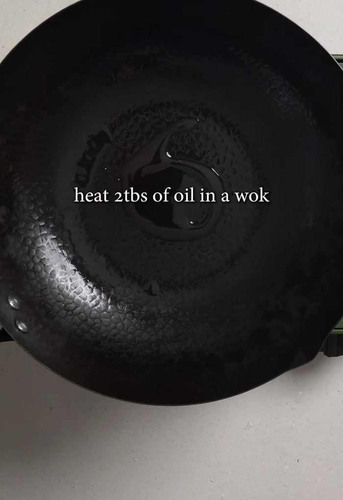Heat 2 tablespoons of oil in a pan over medium-high heat. Sauté half the garlic and ginger until fragrant.