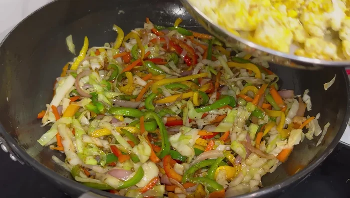 Add the fried egg to the vegetables.