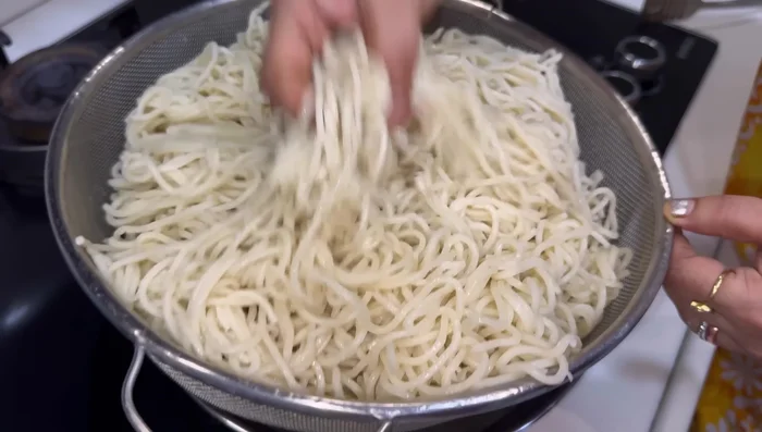 Lightly oil the noodles to keep them separate.
