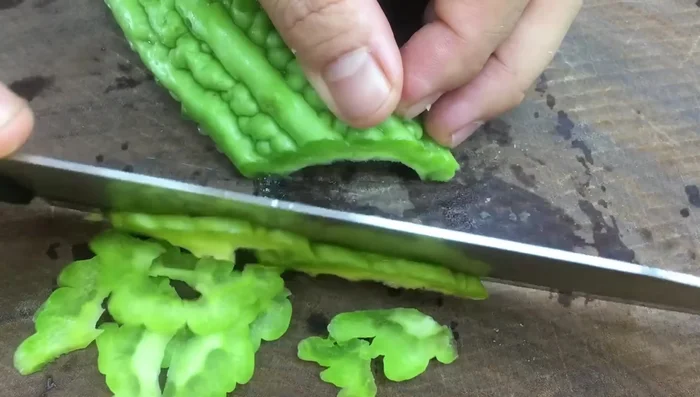 Slice the bitter melon thinly.