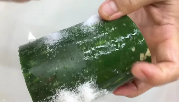 Rinse the wax gourd, scrub with salt to clean, and cut it in half. Divide each piece in half, remove seeds, and cut each piece in half again.