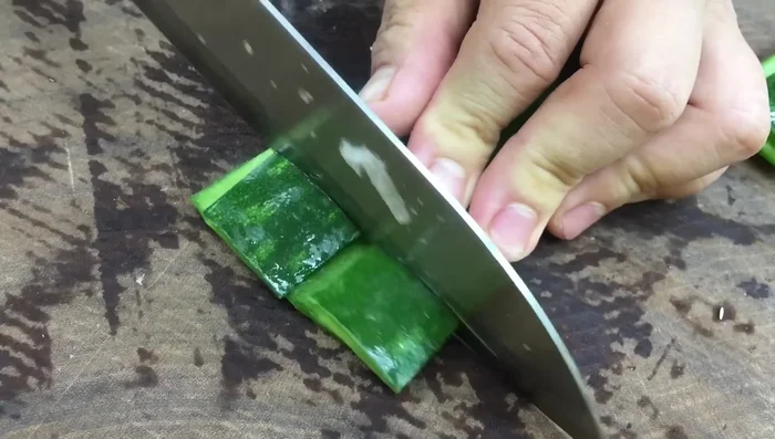 Separate the wax gourd skin and flesh. Cut the skin into small pieces and set aside the flesh.