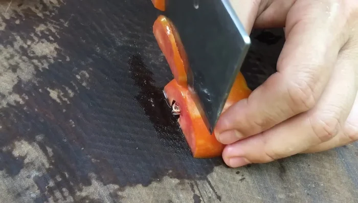 Cut the tomato into thin slices.