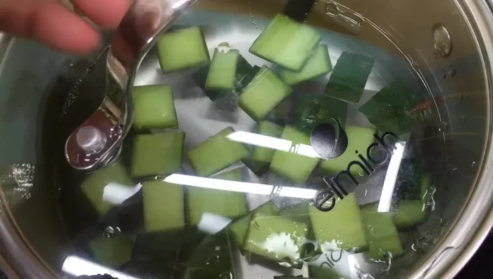 In a pot, boil the wax gourd peel in enough water for 10 minutes on low heat.