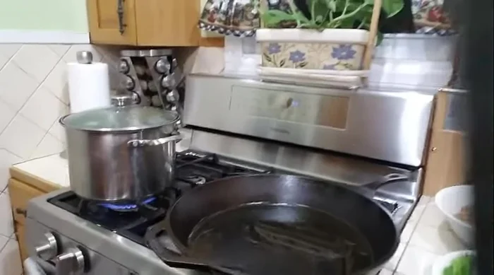 Heat 2 tablespoons of olive oil in a pot.