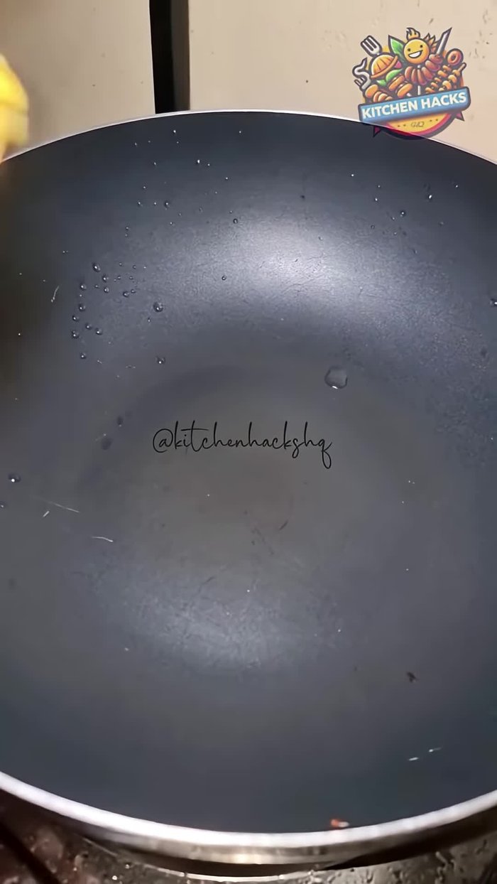 Add a little oil and star margarine to the pan.