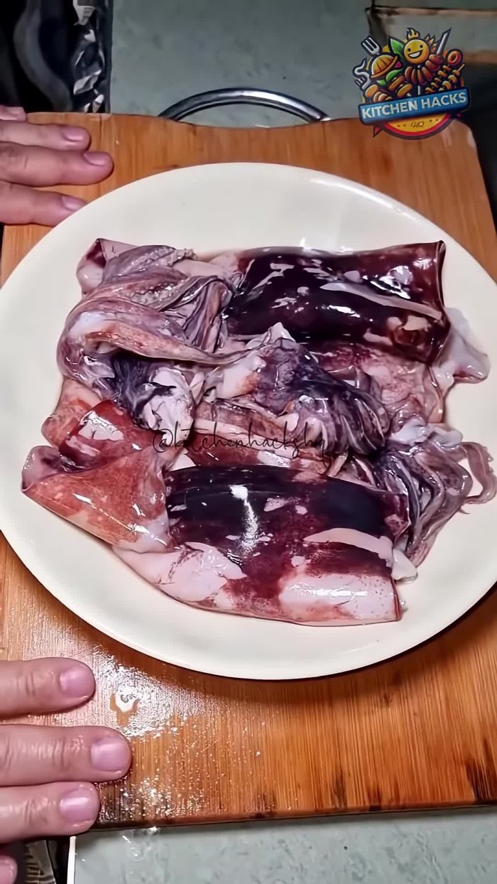 Slice the squid into pieces.