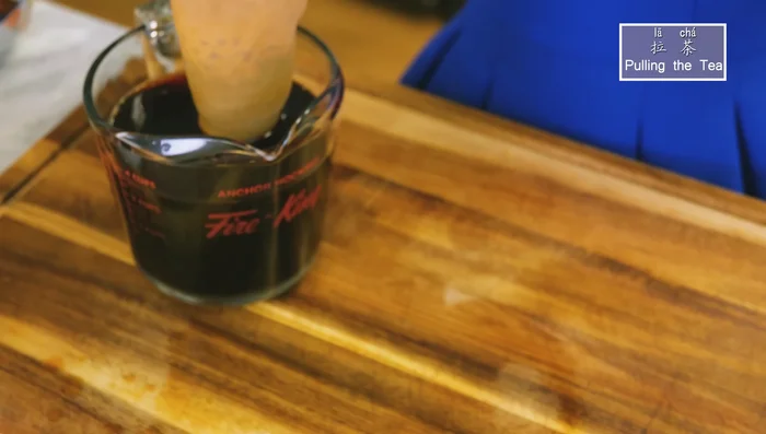 Pour the tea back and forth four times through the filter from a high position (latcha) to aerate and improve texture.